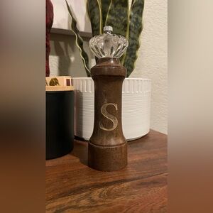 Mud Pie Wooden Salt Grinder | Acrylic
Knob | Farmhouse Kitchen Decor